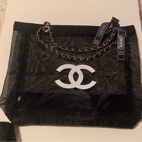 CHANEL
Chanel Mesh tote Bag included
Makeup Pouch - Picture 9 of 13